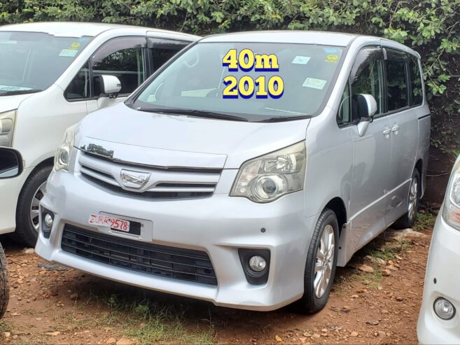 Toyota Noah 2010