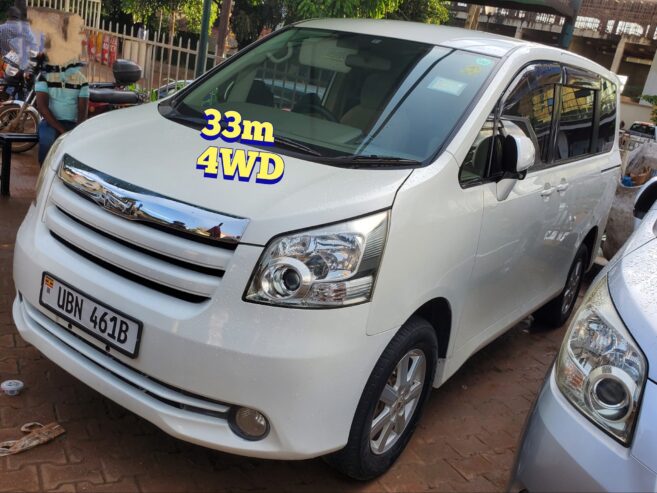 Toyota Noah (4WD)