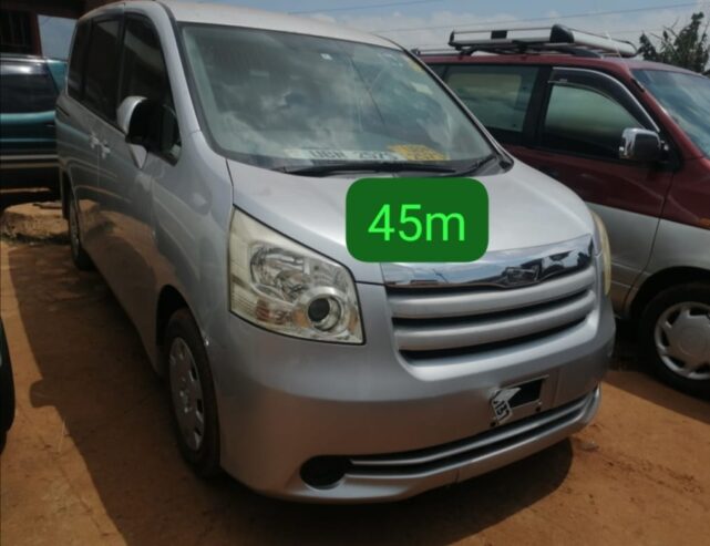 TOYOTA NOAH