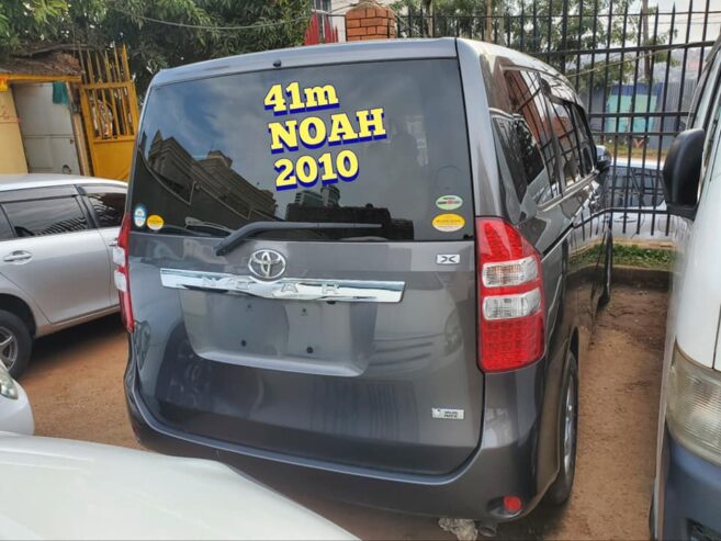 Toyota Noah 2010