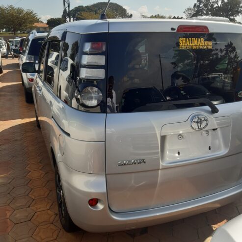 Toyota Sienta