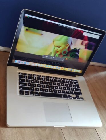 Apple Macbook Pro Intel Core i5 15-Inch Laptop 2.4GH,8GB RAM