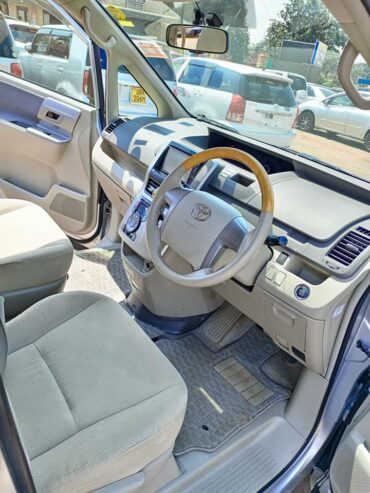 Toyota Noah 2009