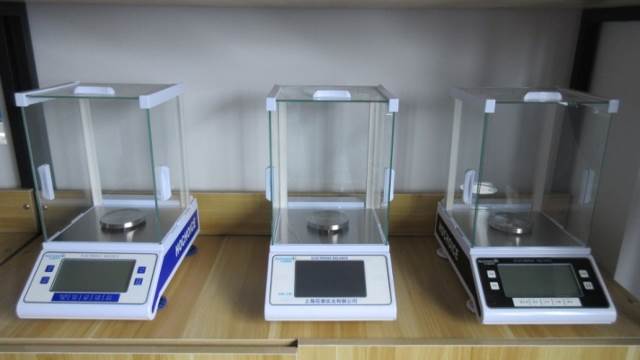 Modern accurate analytical balance digital type