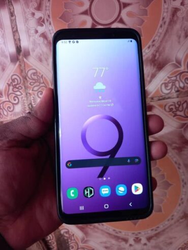 Samsung galaxy s9+ with invisible crack