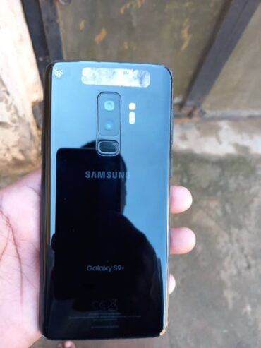 Samsung galaxy s9+ with invisible crack