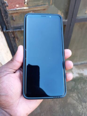 Samsung galaxy s9+ with invisible crack