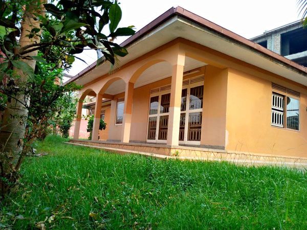 House on quick sale, three bedrooms, two servant rooms