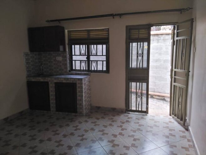 Kyaliwajjara 450k one bedroom and sitting room for rent.