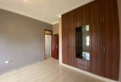 Kira 750k spacious one bedroom and sitting room for rent.