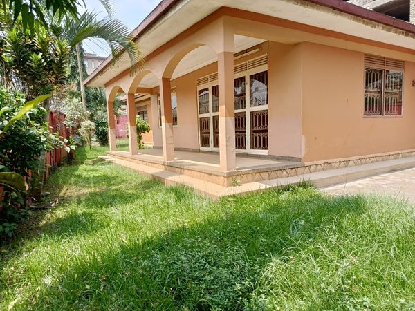 House for sale in kiwatule najjera Rd KAMPALA