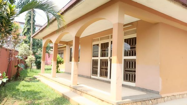 House for sale in kiwatule najjera Rd KAMPALA