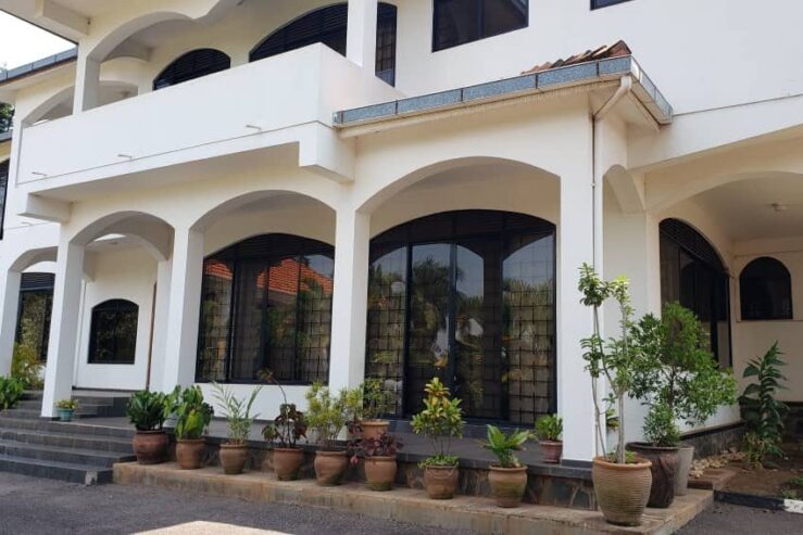 6 bedroom house in Munyonyo