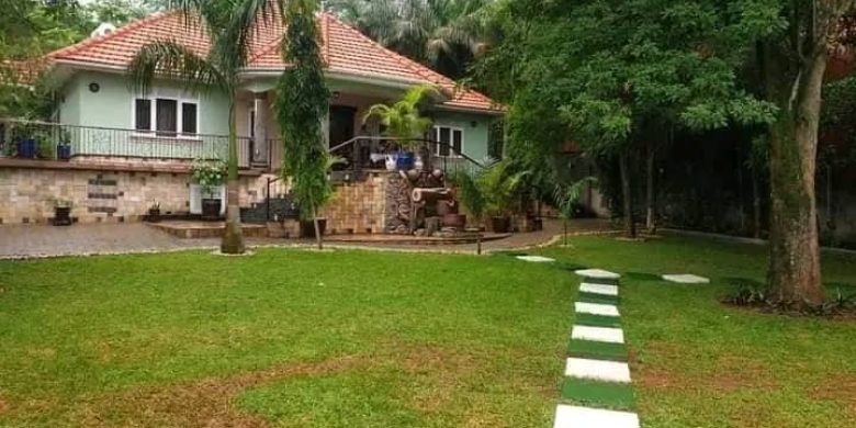 House in Kololo with 5 bedrooms on sale.