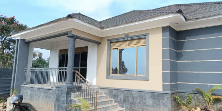 Bungalow house in Seeta with 4 bedrooms for sale.