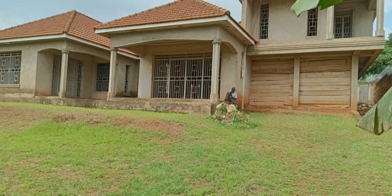 House in Bweyogerere with 4 bedrooms for sale.