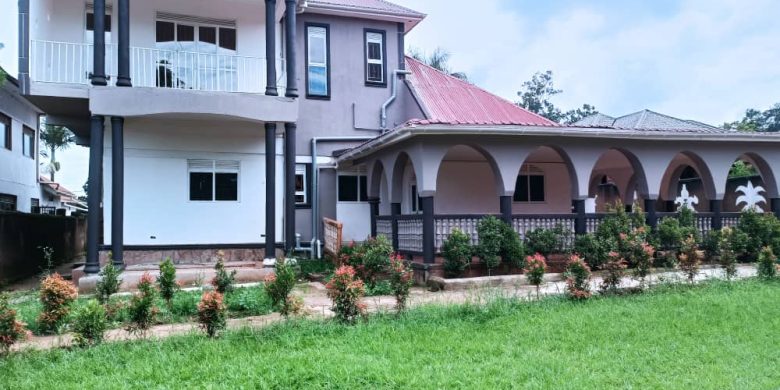 This is a house in Kasangati Nangabo with 8 bedrooms on sale