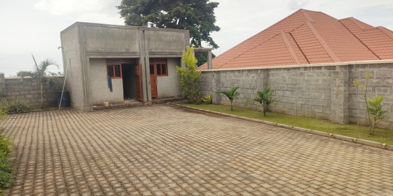 This is a 3 bedrooms house in Naluvule for sale.