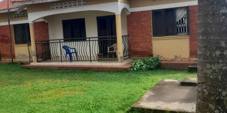 five(5) rental houses in Kisubi Entebbe road on sale.