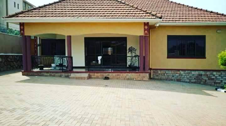 4 Bedroom roof tile bungalow for sale in Najjera