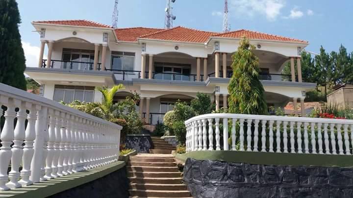 8bedrooms Sitting on 1.1acres Location: Nsangi