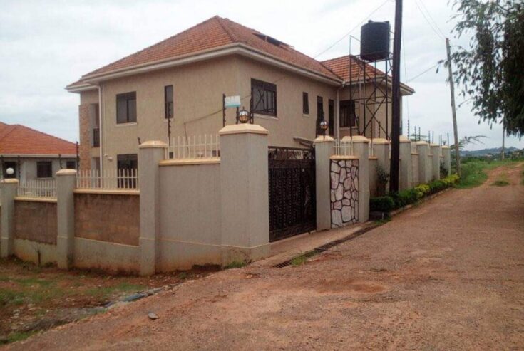 Six bedroomed house in Munyonyo