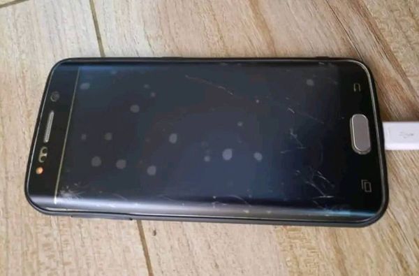 Samsung galaxy s6 edge with cracks but works well