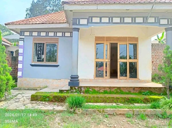 House for sale in buloba just 1km from tarmac