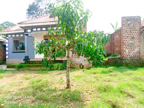 House for sale in buloba just 1km from tarmac