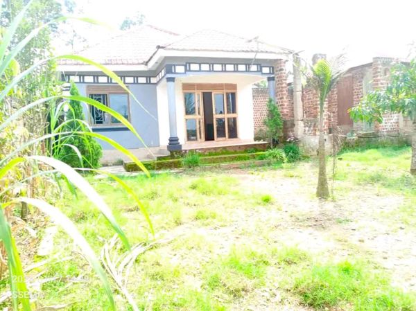 House for sale in buloba just 1km from tarmac