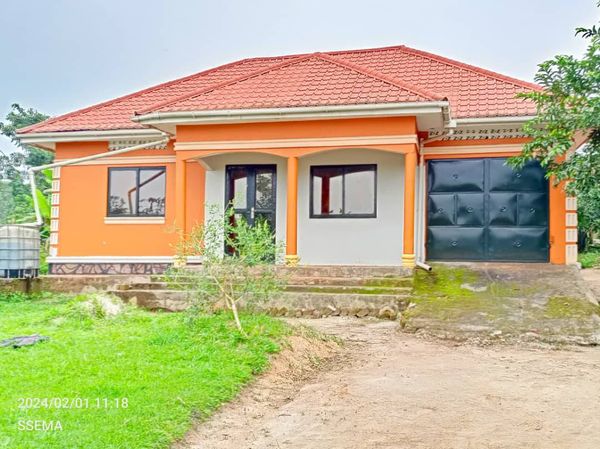 House for sale in Buyaala just 1km From tarmac 3 bedroom