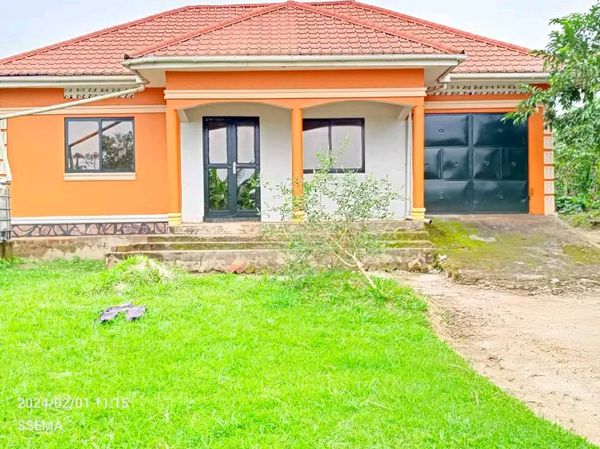 House for sale in Buyaala just 1km From tarmac 3 bedroom