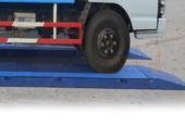 Temporary vehicle weighbridge with external display monitor