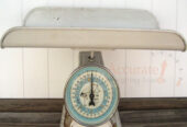 Mechanical baby weighing scales