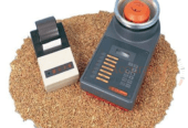 Digital grain moisture meter with temperature range