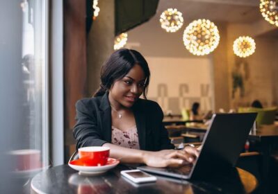 african-american-business-woman-working-cafe_1303-10861