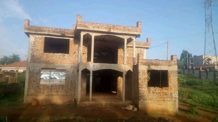 Shell house with 5 bedrooms for sale in Mbalwa Namugongo at