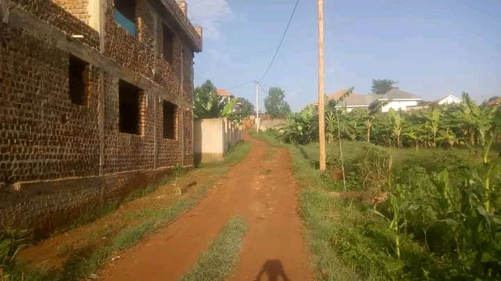 Shell house with 5 bedrooms for sale in Mbalwa Namugongo at